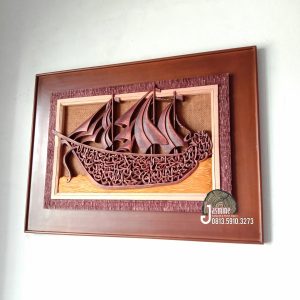 Kaligrafi Ukir Jepara 1000 Dinar ( Q.S : At Thalaq 2-3 ) Kapal Pinisi Semi 3D Minimalis Design