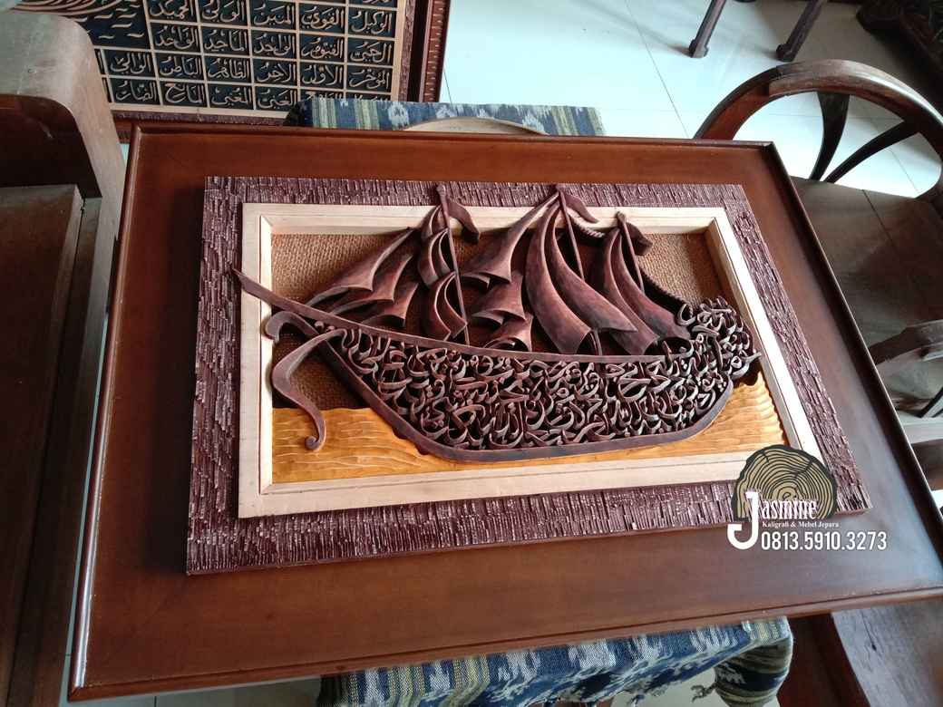 Kaligrafi Ukir Jepara 1000 Dinar ( Q.S : At Thalaq 2-3 ) Kapal Pinisi Semi 3D Minimalis Design - Gambar 3